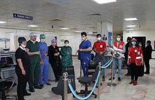 GAÜN Hastanesi’nde hemşirelere karanfil dağıtıldı