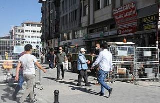 Gaziantep’in kalabalık caddelerine maskesiz giriş...