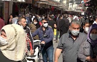 Gaziantep’te İstiklal Caddesini geçen kalabalık...