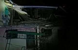 Gece yarısı patlayan tüp evlerini başlarına yıktı