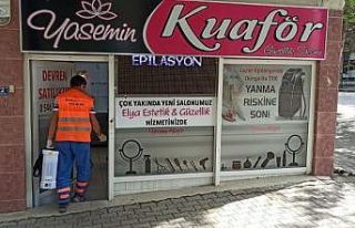 Gediz’de berber ve kuaför salonları dezenfekte...