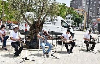 Gemlik’te sokağa çıkan vatandaşlara müzik ziyafeti