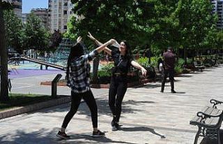 Gençler haftalar sonra dışarıda