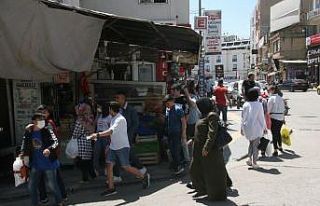 Gençler soluğu çarşıda aldı