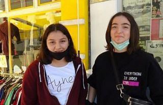 Gençler uzun aradan sonra dışarıda olmanın keyfini...