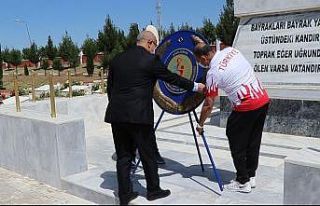 Gençlik Haftasında şehitlik anıtına çelenk bırakıldı