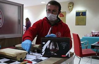 Gençlik Merkezinde 15 kişi 12 bin siperlik üretti