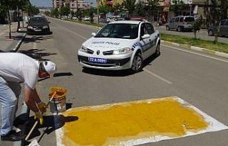 Gercüş polisi yaya çizgilerini yeniledi