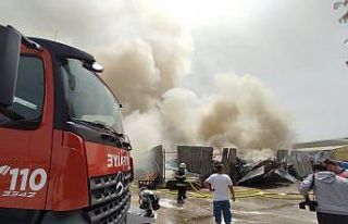 Geri dönüşüm deposunda korkutan yangın