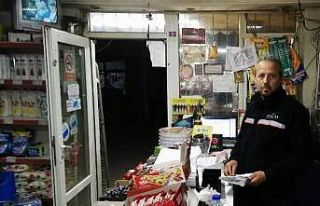 Gizemli hayırsever 4 bakkaldaki onlarca kişinin...