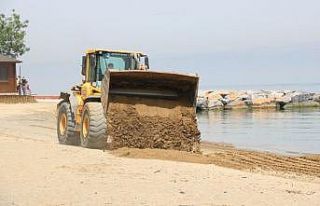 Gölcük ve Karamürsel’de plajlara kum seriliyor