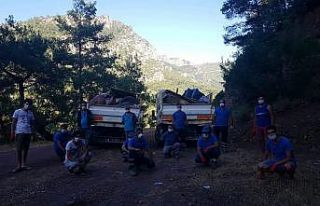 Gönüllü gençler turistik mahallede 4 kamyon çöp...