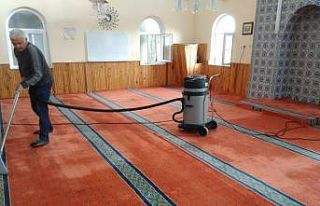 Gönüllü olarak camileri açılışa hazırlıyorlar