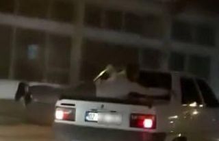 Görenlere pes dedirten otomobil üzerinde yolculuk