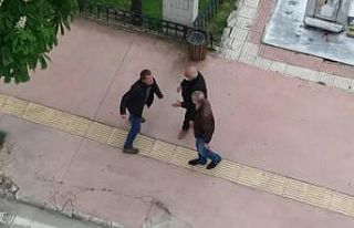 Gündüz vakti alkol alan şahıs yoldan geçenlere...