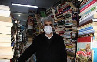 Günlerini 33 metrekarelik dükkanda 40 bin kitap...