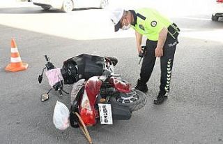 Hafif ticari araç elektrikli motosiklet çarpıştı:...