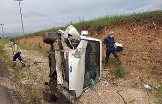 Hafif ticari araç takla attı: 4 Yaralı