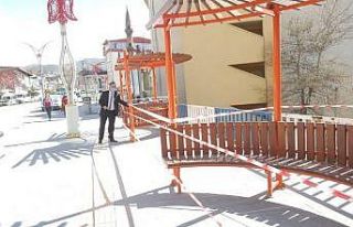 Hakkari’de banklara şerit çekildi