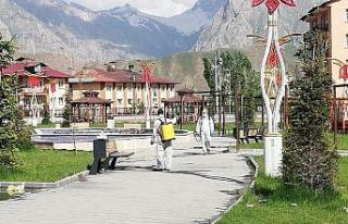 Hakkari’de çocuk parkları dezenfekte edildi