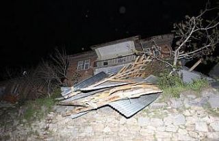 Hakkari’de şiddetli fırtına çatıları uçurdu