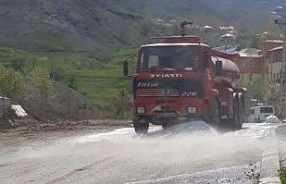 Hakkari’de yağmur sonrası cadde temizliği
