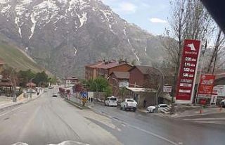 Hakkari’de yol yıkama çalışmaları sürüyor