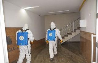 Haliliye’de apartman girişleri dezenfekte edildi