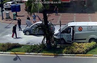 Hararet yapan otomobile vatandaşlar 5 yangın tüpü...