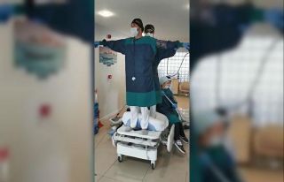 Hasta yatağını gemi yapıp, ‘Titanic’ ile stres...