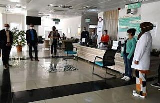 Hemşirelere sosyal mesafeli ziyaret