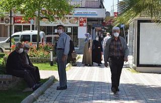 Herkes evlerinde onlar sokakta