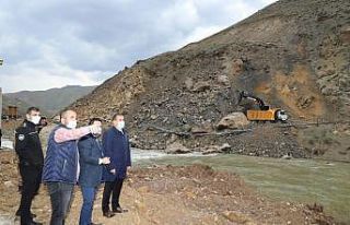 Heyelan düşen kara yolunda çalışmalar devam ediyor