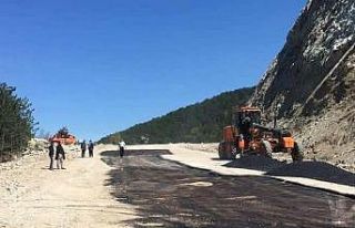 Heyelanda kapanan Nallıhan-Mudurnu yolu ulaşıma...