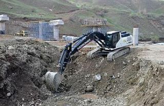 Heyelandan dolayı 3 gündür kapalı olan Yüksekova-Van...