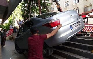 Hızla sokağa girmek isteyince mağazaya uçtu, aracını...