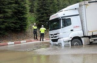 İçme suyu borusu patladı, kamyon çöken yolda...