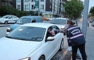 İftara yetişemeyenlere hurma dağıtıldı