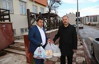 İhtiyaç sahiplerinin yemeği evlerine götürülüyor