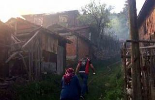 İki katlı ev yangında kullanılmaz hale geldi