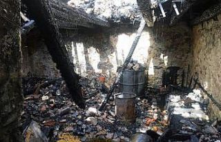 İki katlı yayla evi yandı