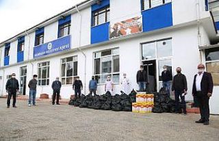 İkramiyeleri ile aldıkları gıda paketlerini ihtiyaç...