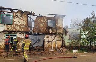 İnegöl Belediye Başkanı yangınzedelere yardım...