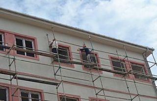 İnşaat işçilerinin zorlu mesaisi iftar sofrasında...