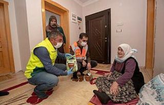 İpekyolu Belediyesinden annelere çiçek