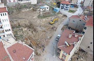 İscehisar Belediyesi metruk binaları yıkıyor