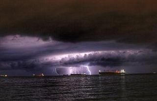 İskenderun Körfezi’nde şimşekler görsel şölen...