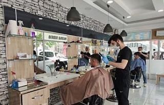 İslahiye’de berber ve kuaförlerde hizmet başladı