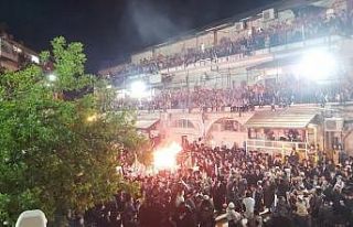 İsrail’de “sosyal mesafesiz” ayin yapıldı
