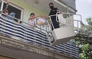 İtfaiyeden yangın merdivenli doğum günü sürprizi